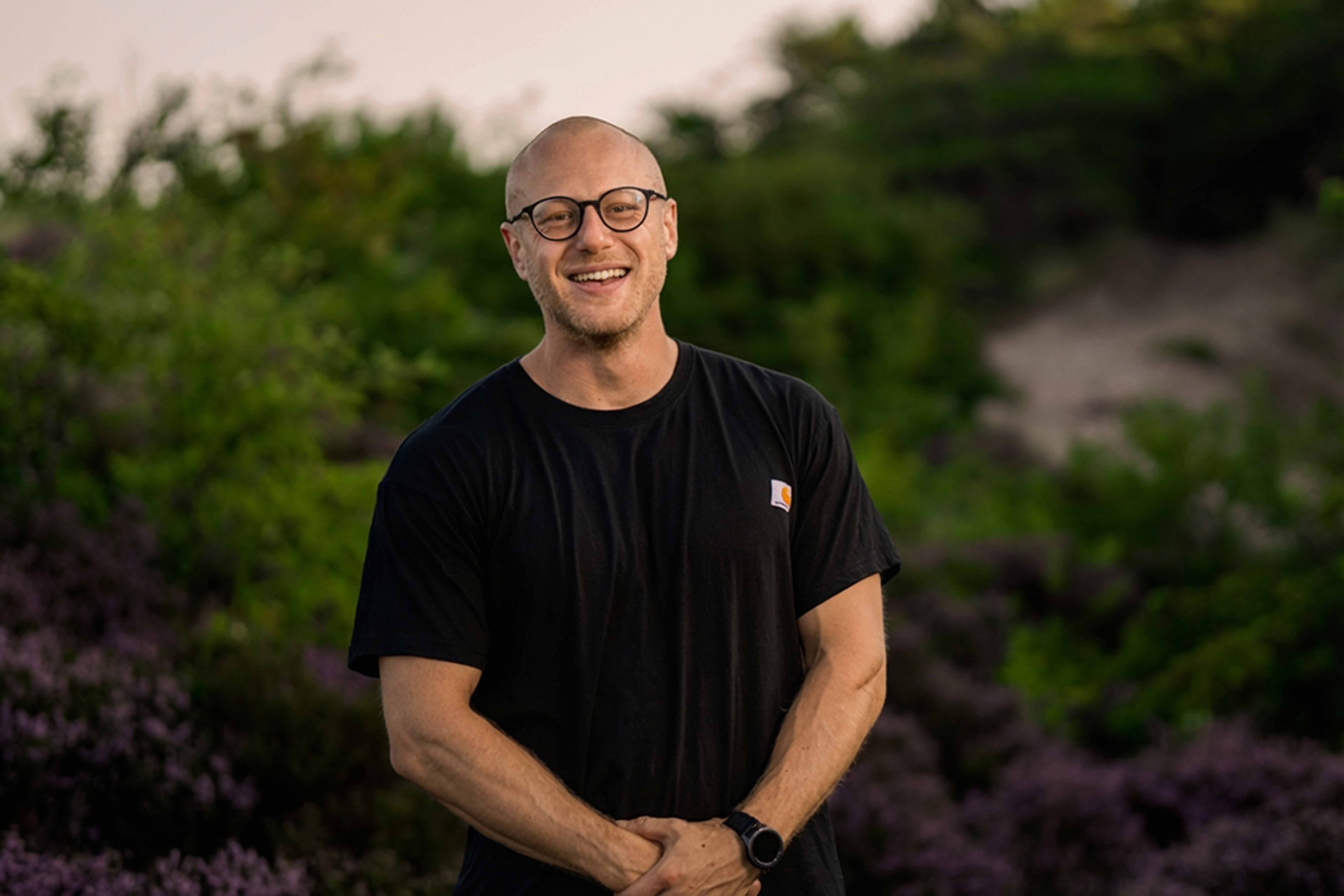 Persoonlijk portret met zachte kleuren – natuurlijke portretshoot in Hollands Kroon door Ilse Verbruggen
