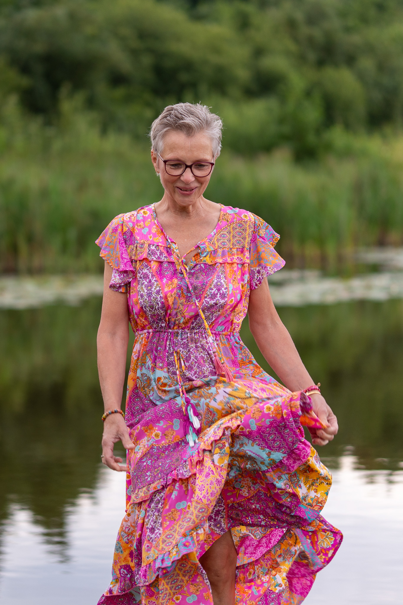 Rustig portret van vrouw in natuurlijke omgeving – ontspannen portretfotografie door Ilse Verbruggen in Kop van Noord-Holland