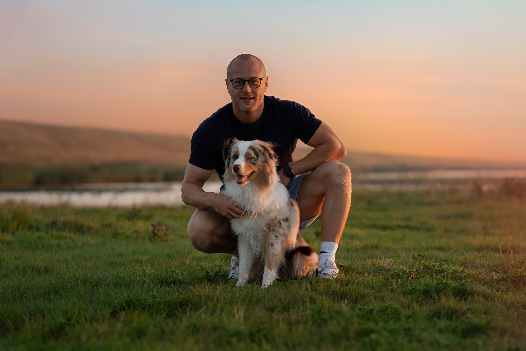Ontspannen mannenportret bij zonsondergang – natuurlijke portretfotografie in Hollands Kroon