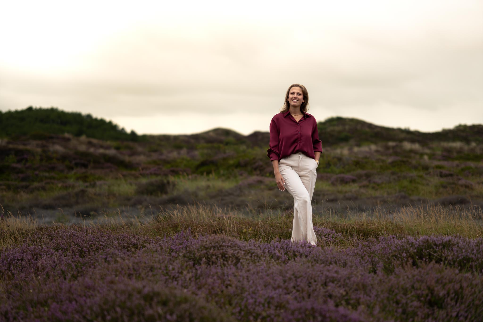Vrouwelijk portret in rustig landschap – persoonlijke portretshoot in Kop van Noord-Holland