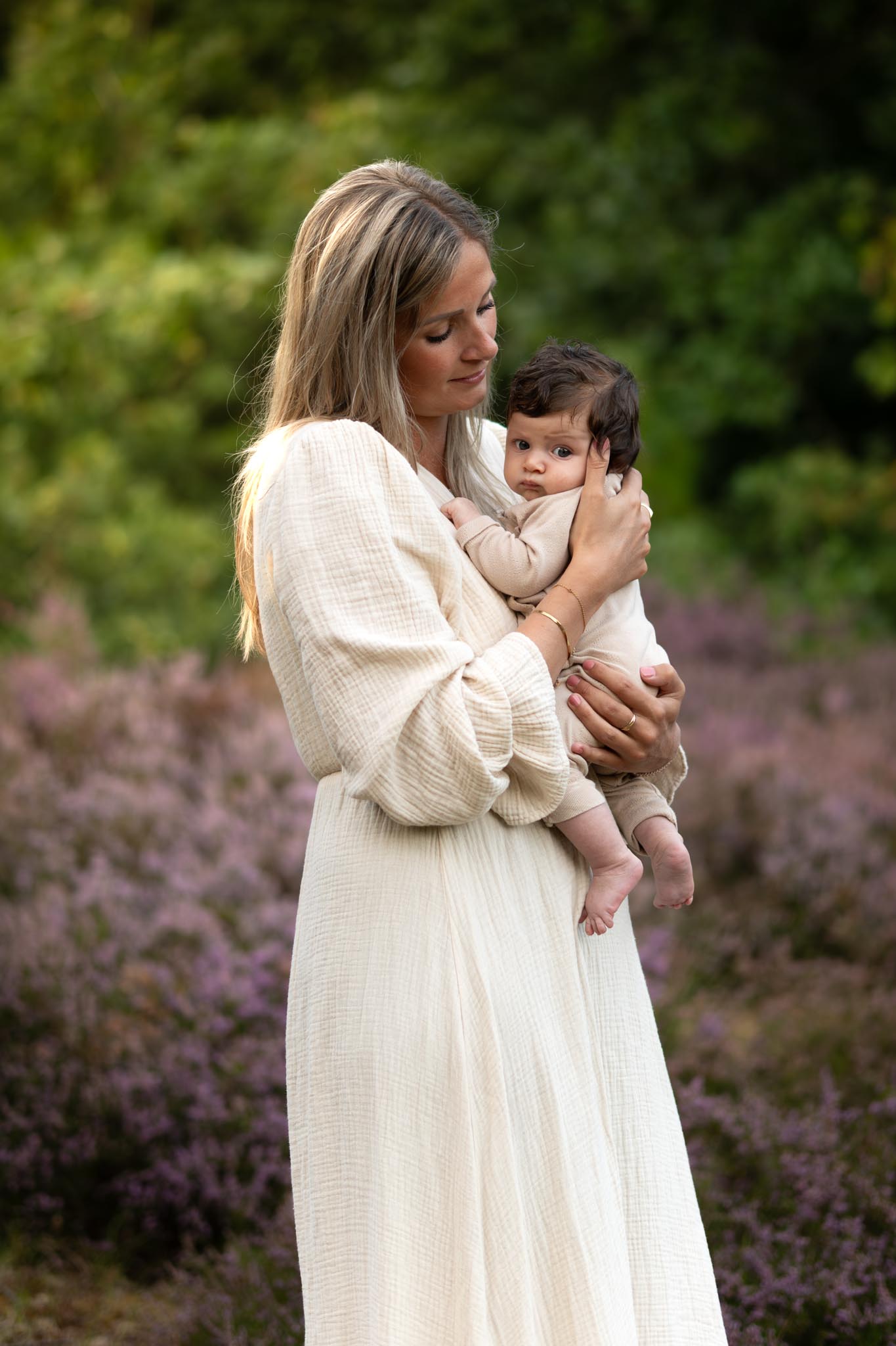 Zacht en intiem portret van ouder en kind – natuurlijke gezinsfotografie in Kop van Noord-Holland
