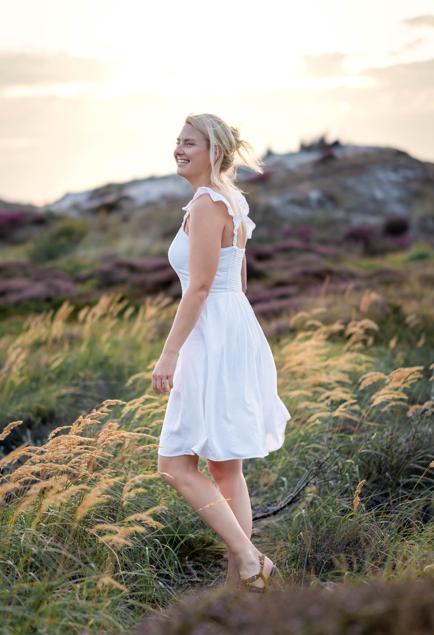 Rustig portretmoment in de natuur – sfeervolle portretfotografie bij zonsondergang in Noord-Holland