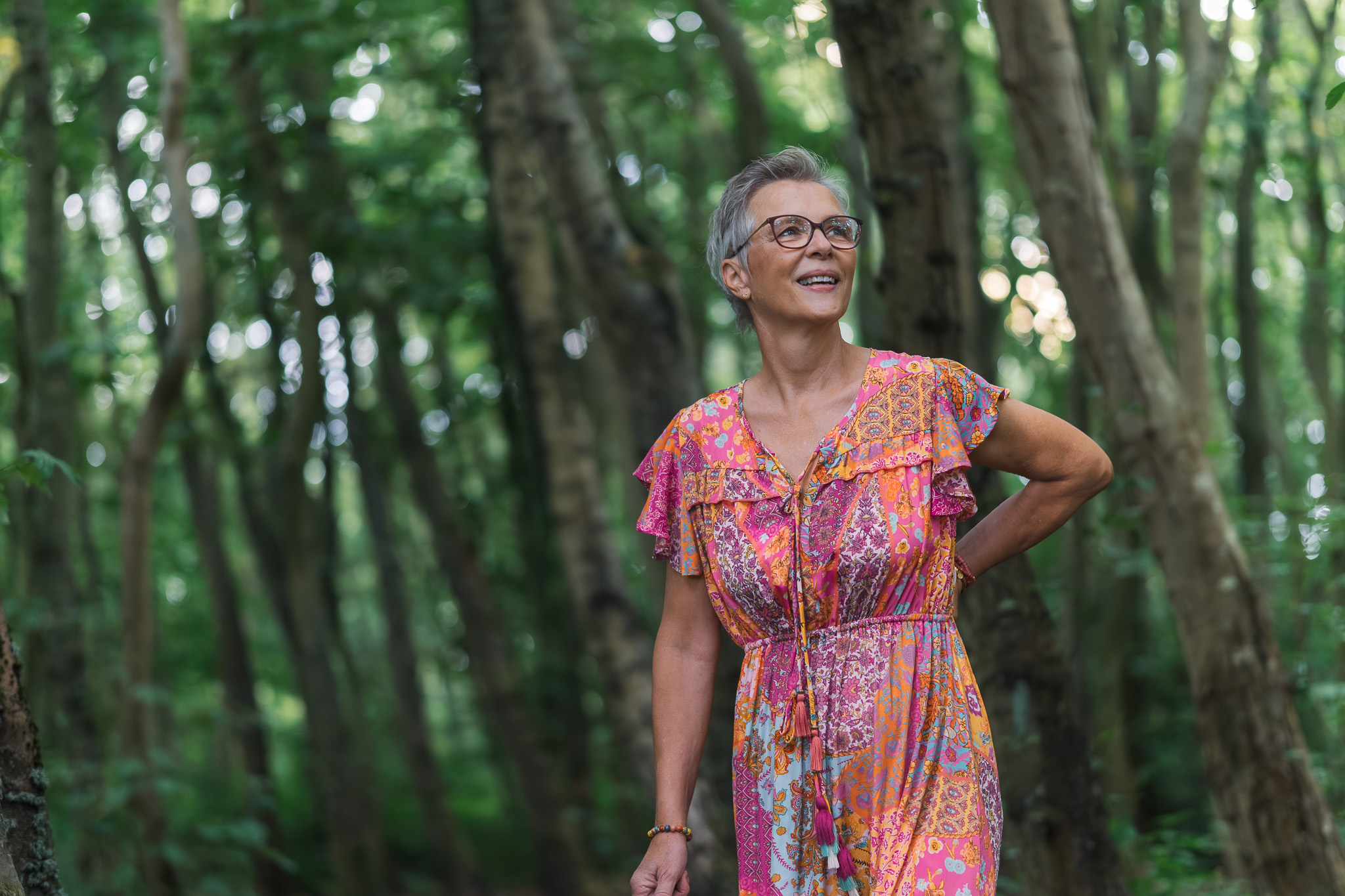 Portret in groene omgeving met zachte kleuren – natuurlijke portretfotografie in Noord-Holland