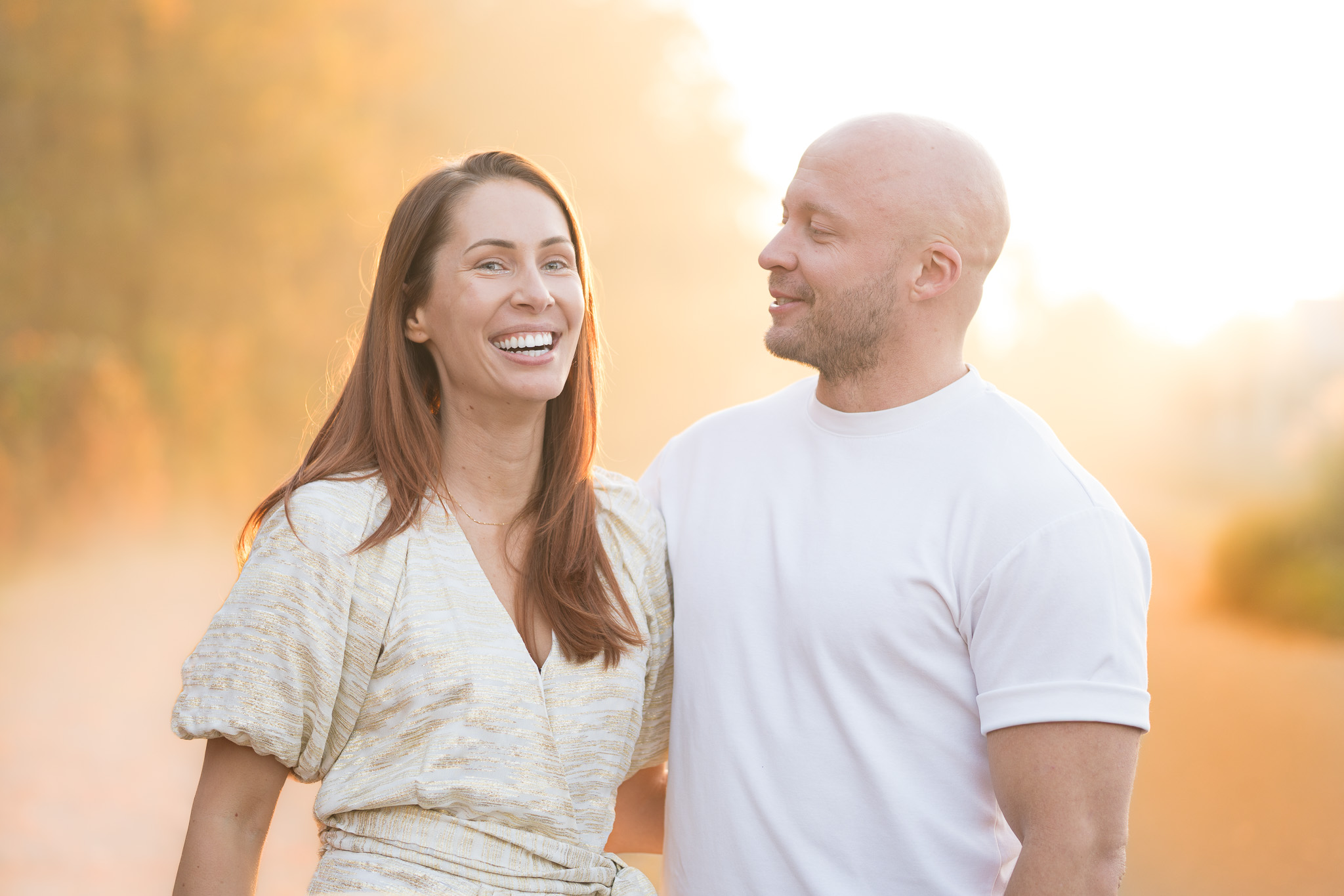 Intiem portret van stel in de natuur – warme portretfotografie in Hollands Kroon