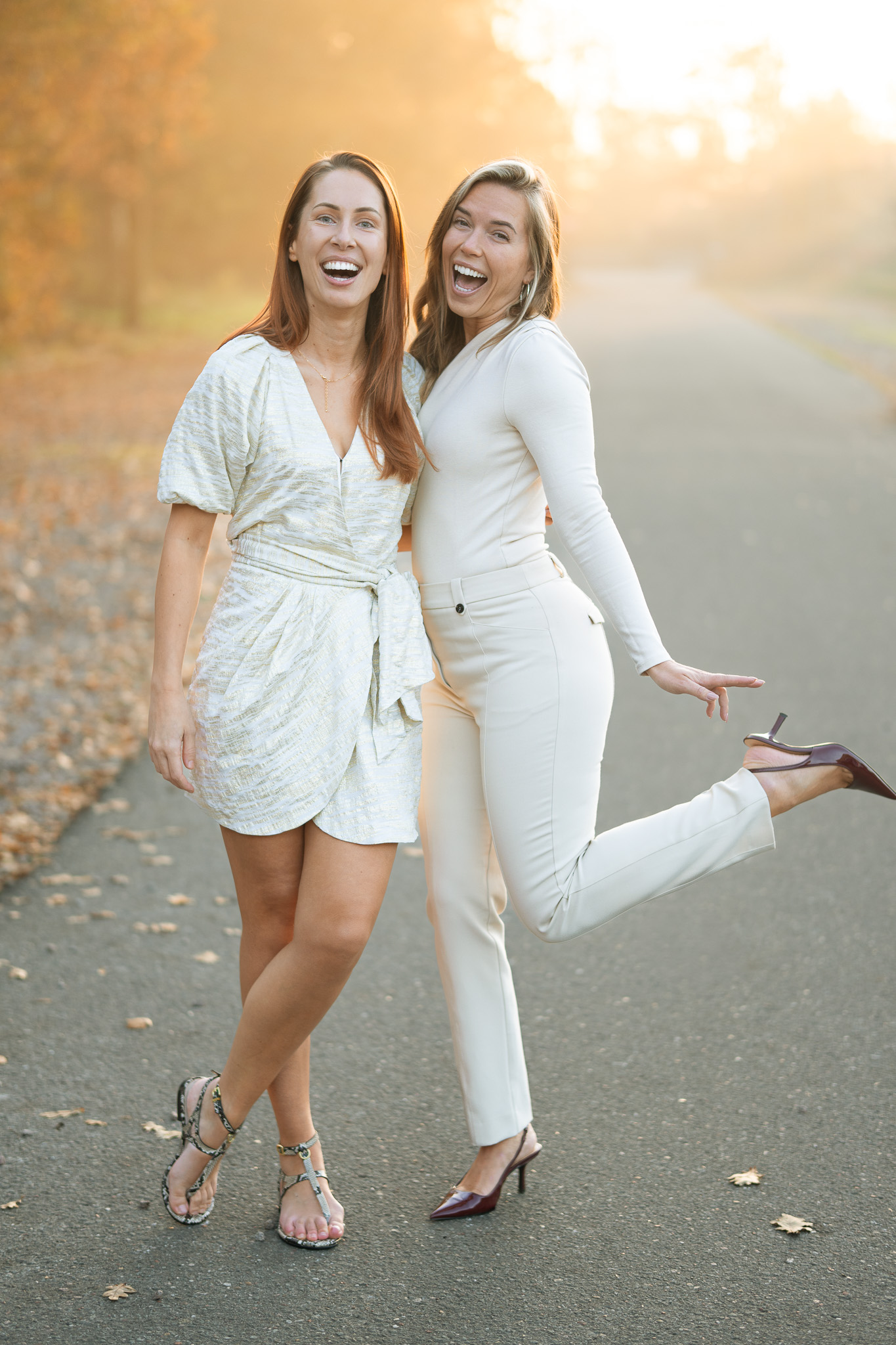 Vriendschappelijk portret van twee vrouwen – ontspannen portretfotografie in Hollands Kroon