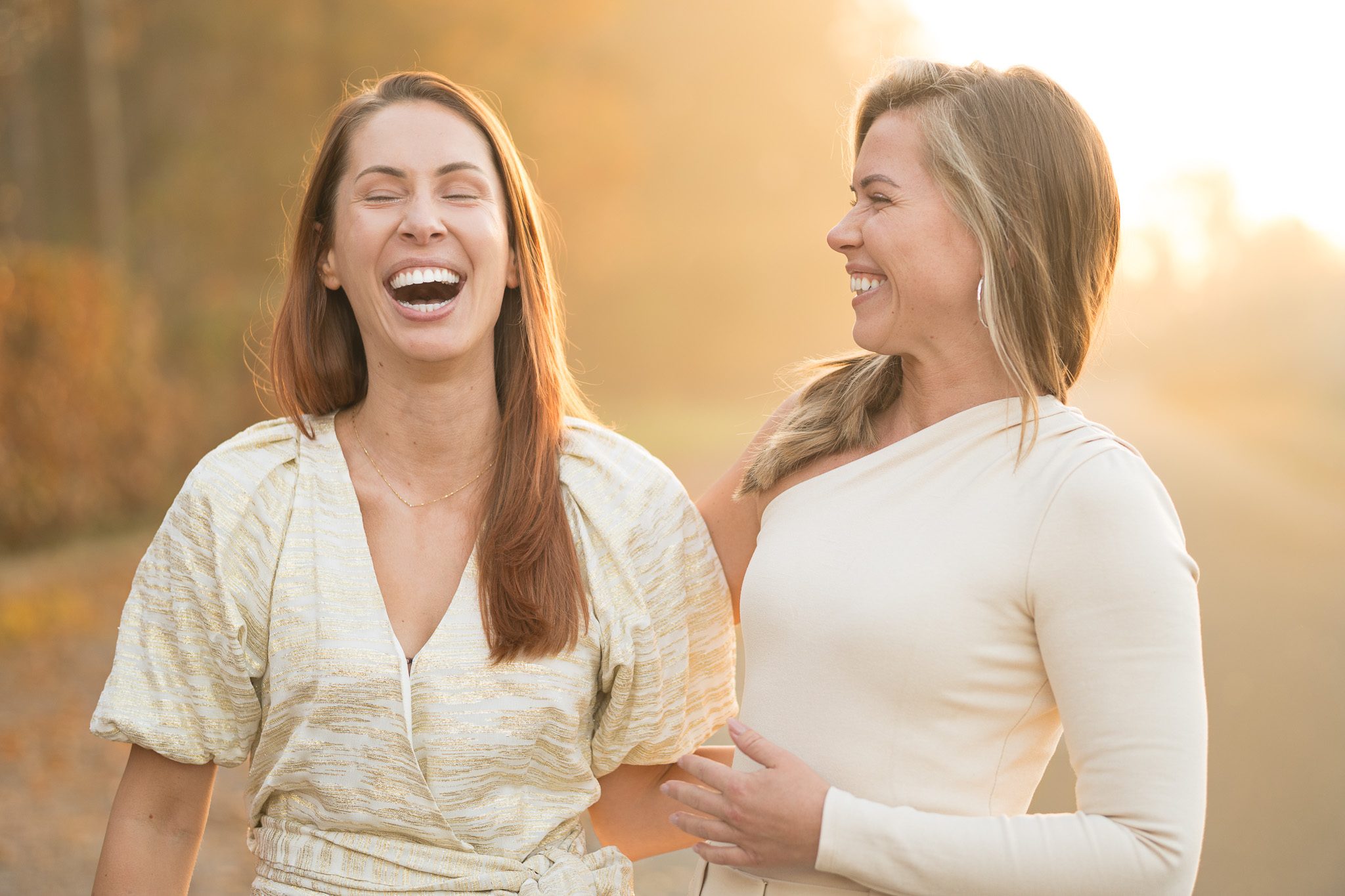 Twee vrouwen ontspannen samen op de foto – natuurlijke portretshoot in Kop van Noord-Holland