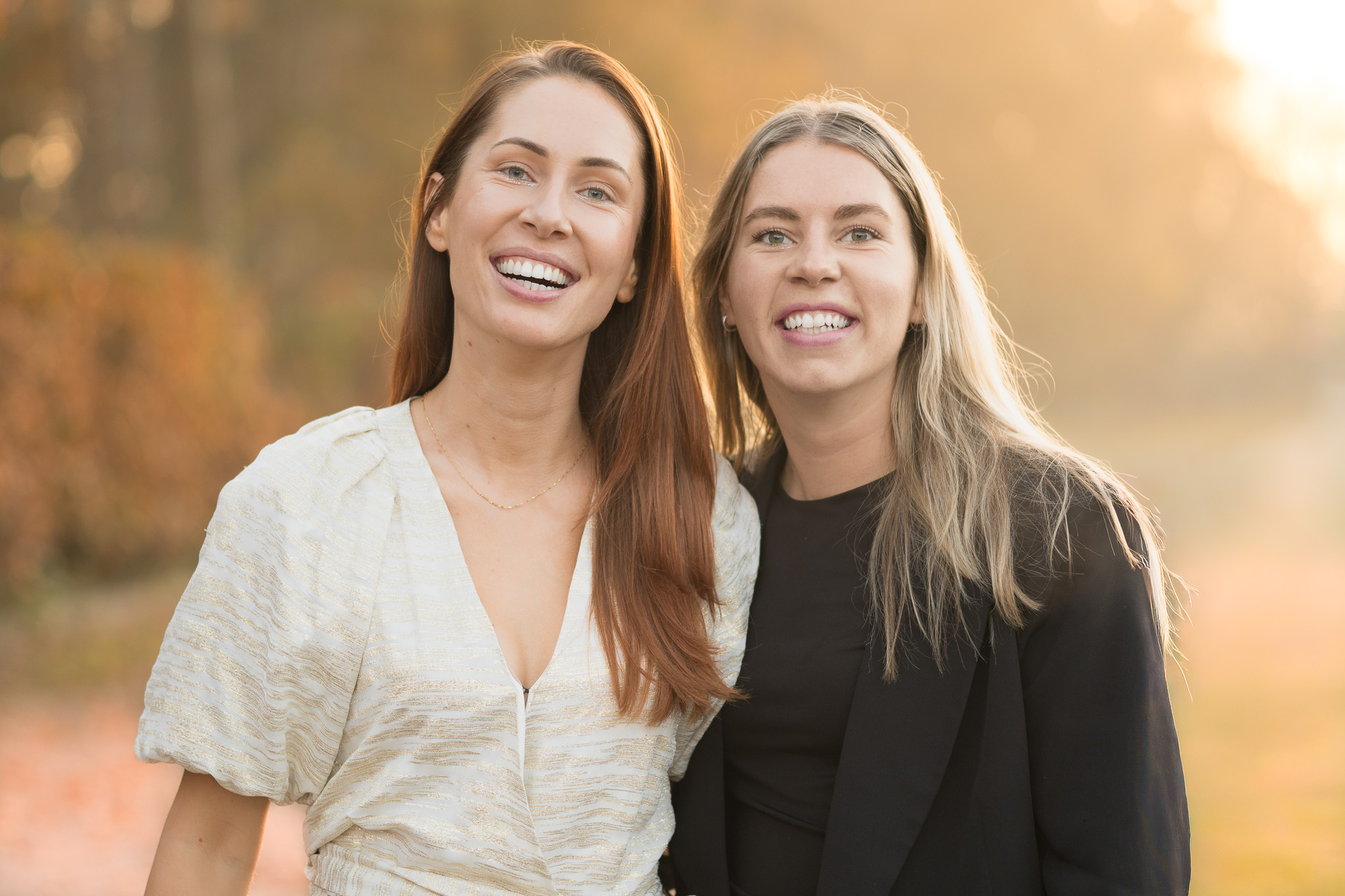 Gezin samen in de natuur – rustige en persoonlijke portretfotografie in Hollands Kroon