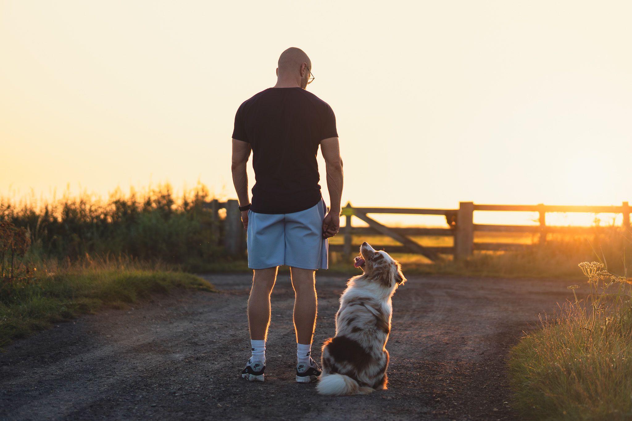 Persoonlijk portret met hond – ontspannen portretfotografie op locatie in Kop van Noord-Holland